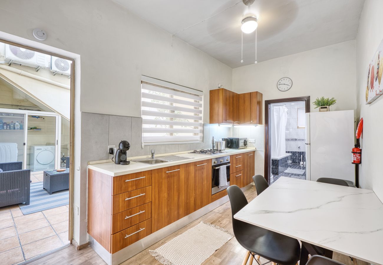 House in St Julian's - Traditional, large 3 bedroom house with Yard JBAR1-1