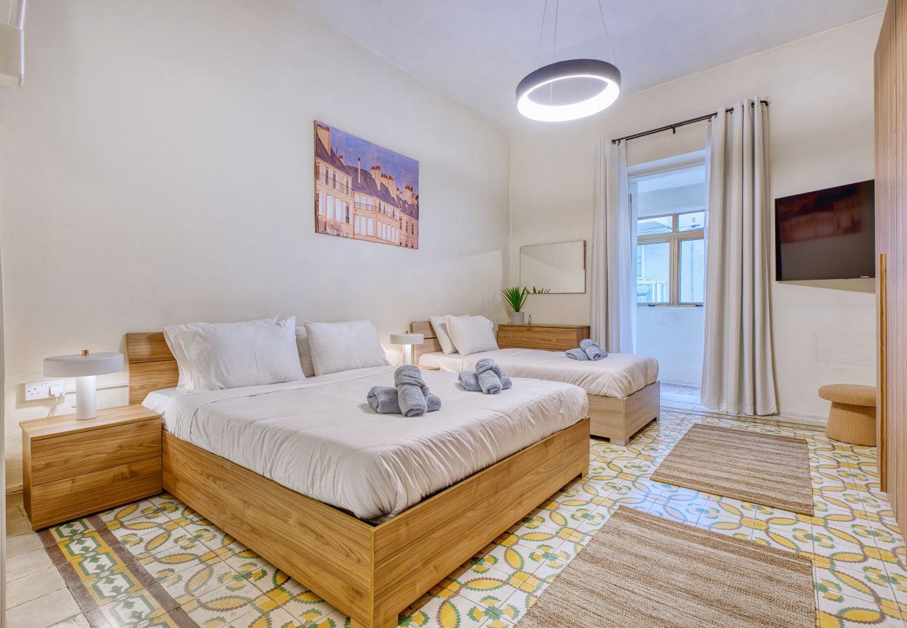 House in St Julian's - Traditional, large 3 bedroom house with Yard JBAR1-1