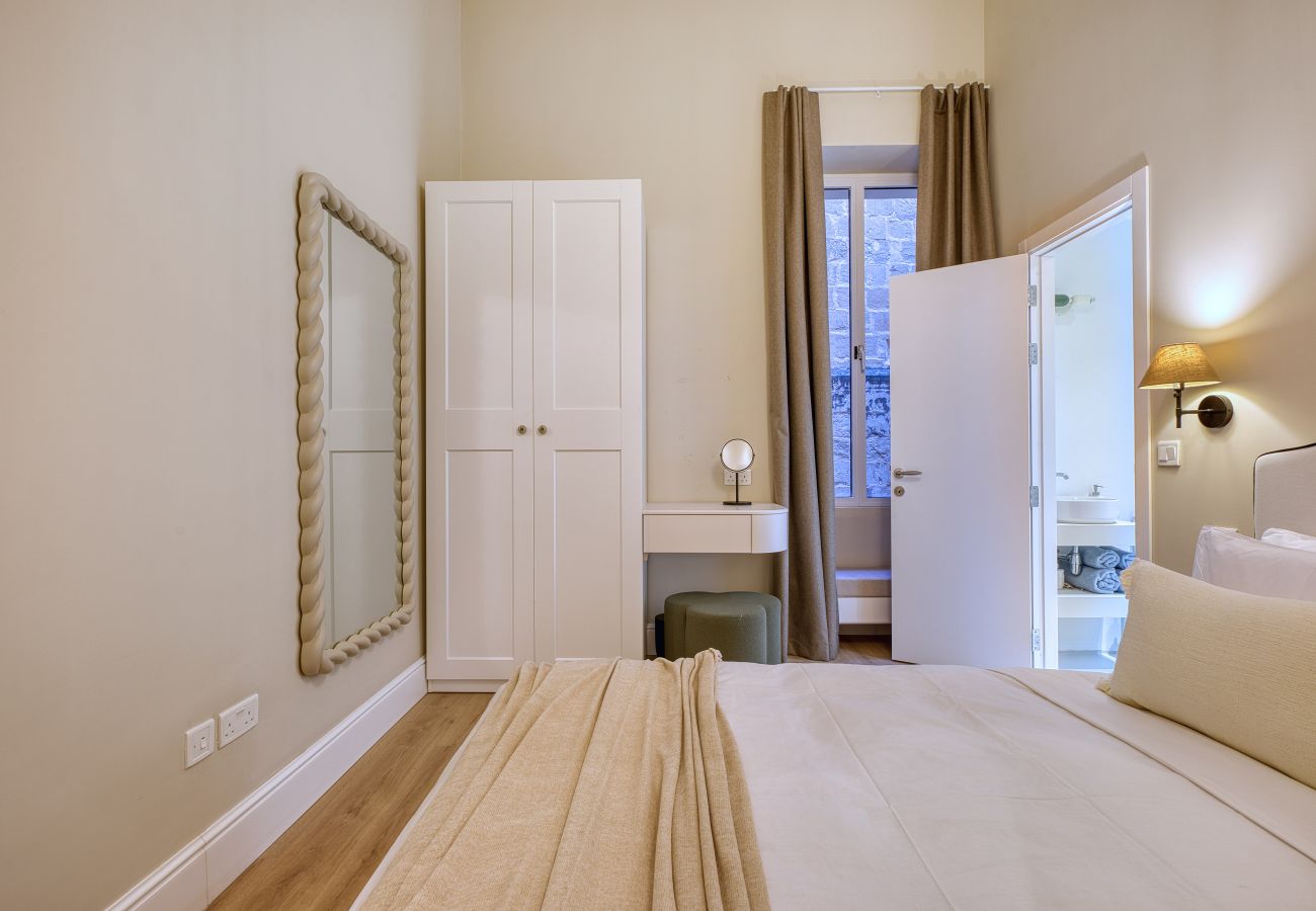 Apartment in Valletta - Elegant seaview 2 bedroom flat with balcony LDEM1-5