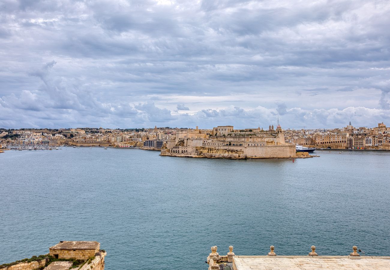 Apartment in Valletta - Traditional seaview 3 bedroom with balcony LDEM1-6