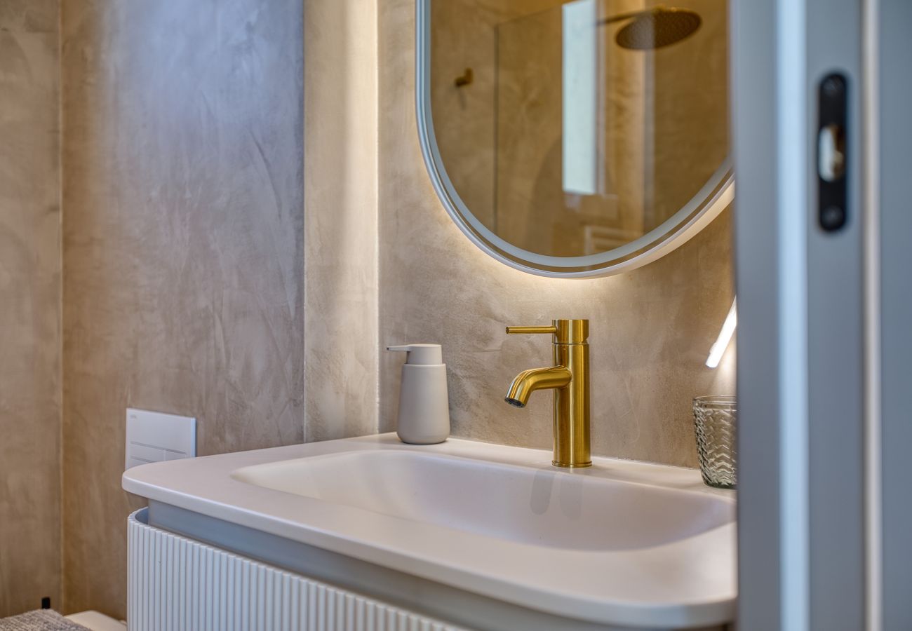 Apartment in L-Isla - Plush one bedroom flat, sea view balcony LMAC1-1