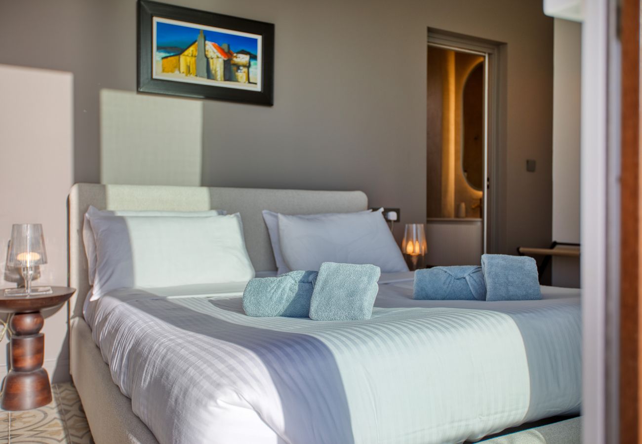 Apartment in L-Isla - Plush one bedroom flat, sea view balcony LMAC1-1