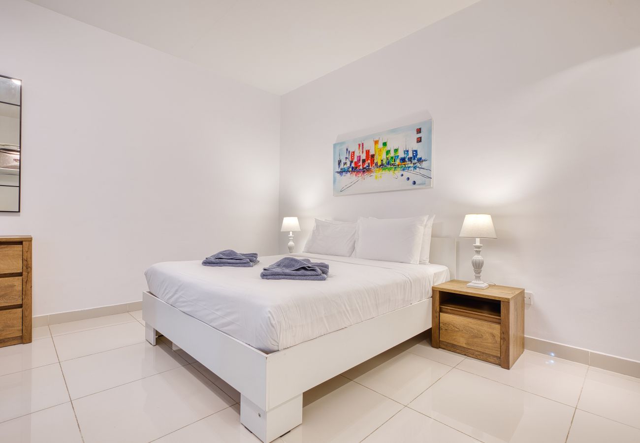 Apartment in St Julian's - Bright, modern & spacious 3 bedroom flat MMIC1-1