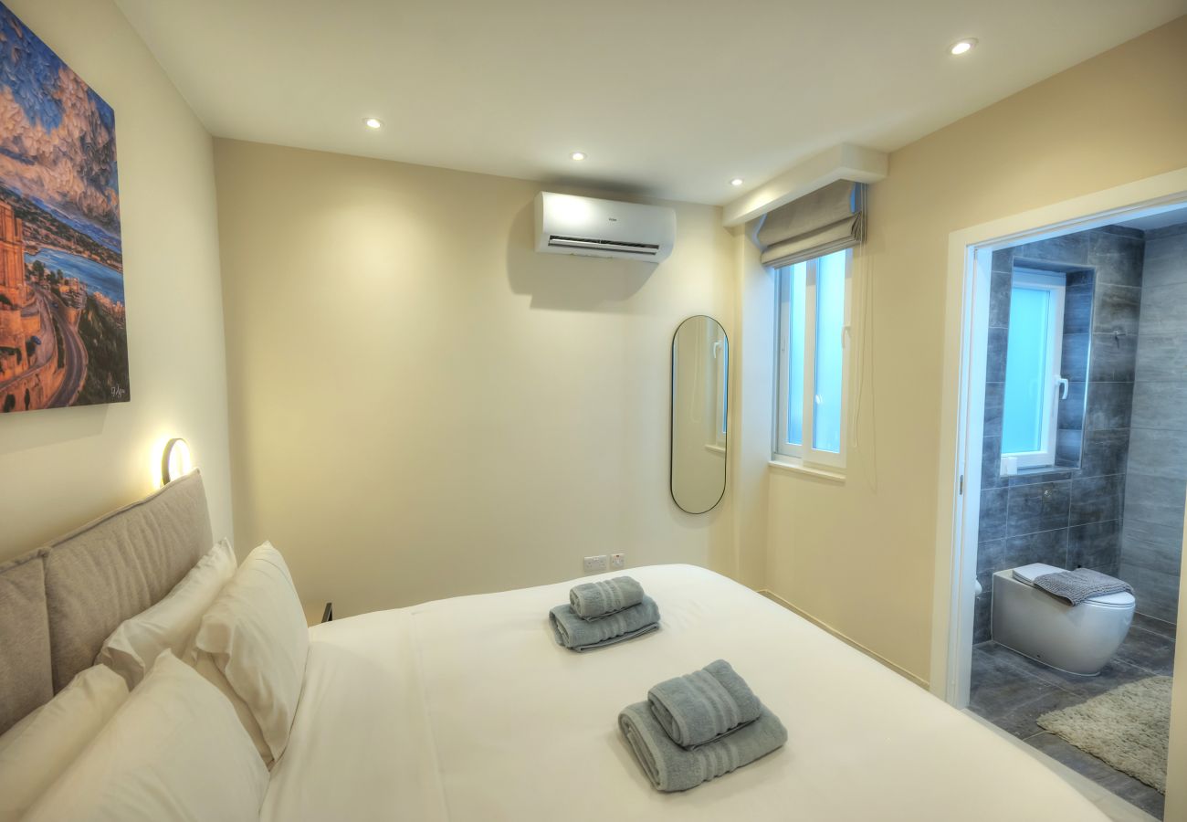 Apartment in St Julian's - Luxury seaview penthouse,roof terrace,hot tub YVAN1-1