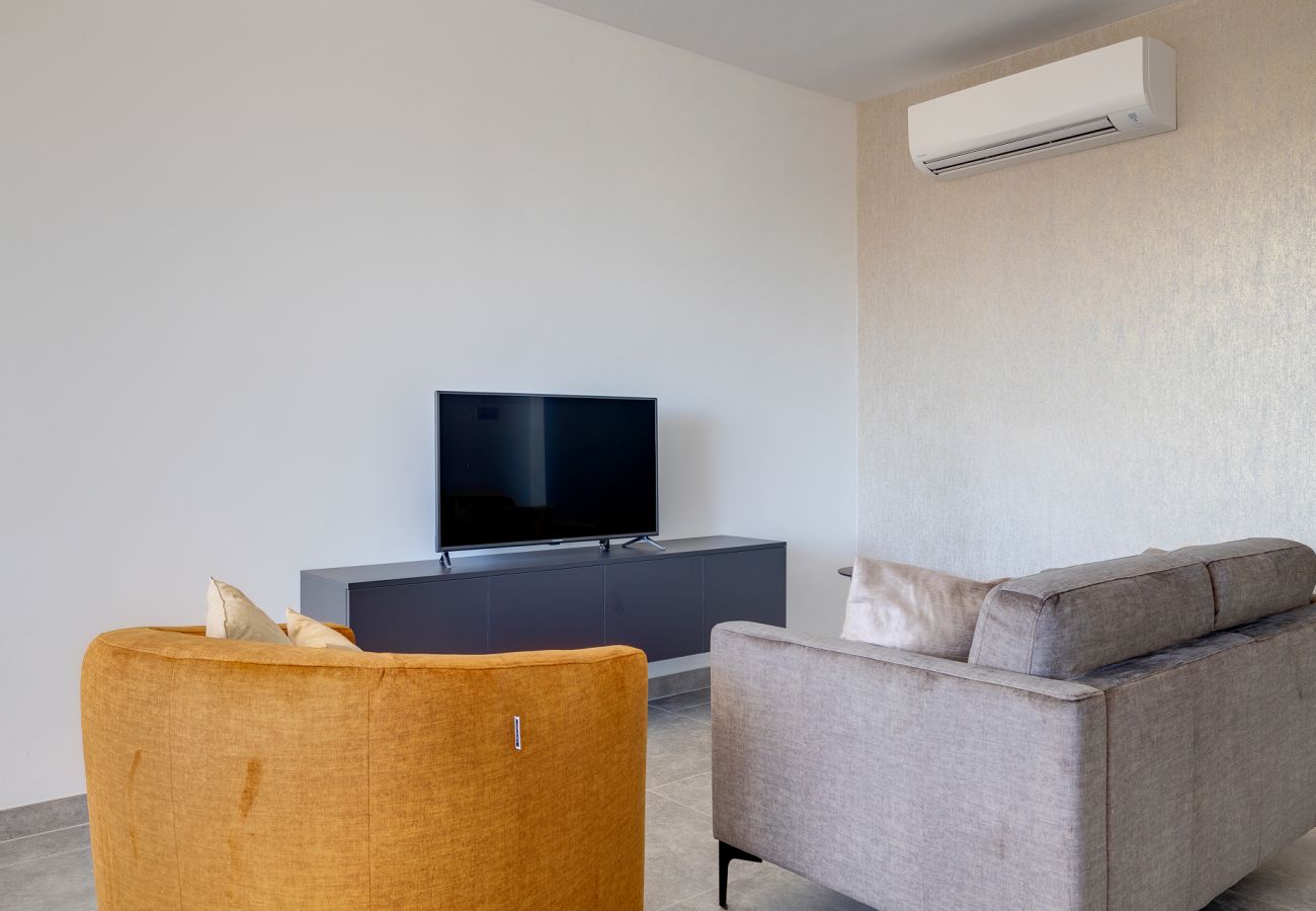 Apartment in San Gwann - 2 bedroom flat with balcony, valley views KARP1-8