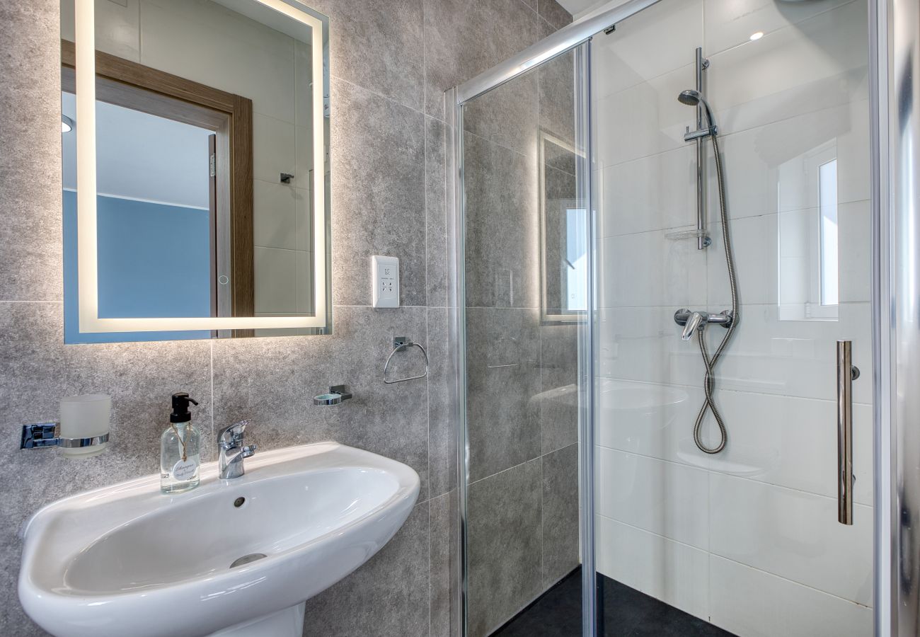 Apartment in San Gwann - 2 bedroom flat with balcony, valley views KARP1-8