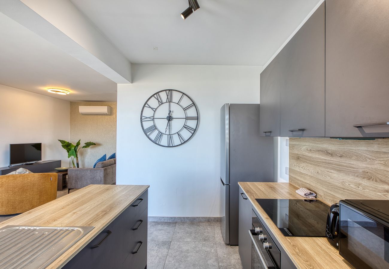 Apartment in San Gwann - 2 bedroom flat with balcony, valley views KARP1-8