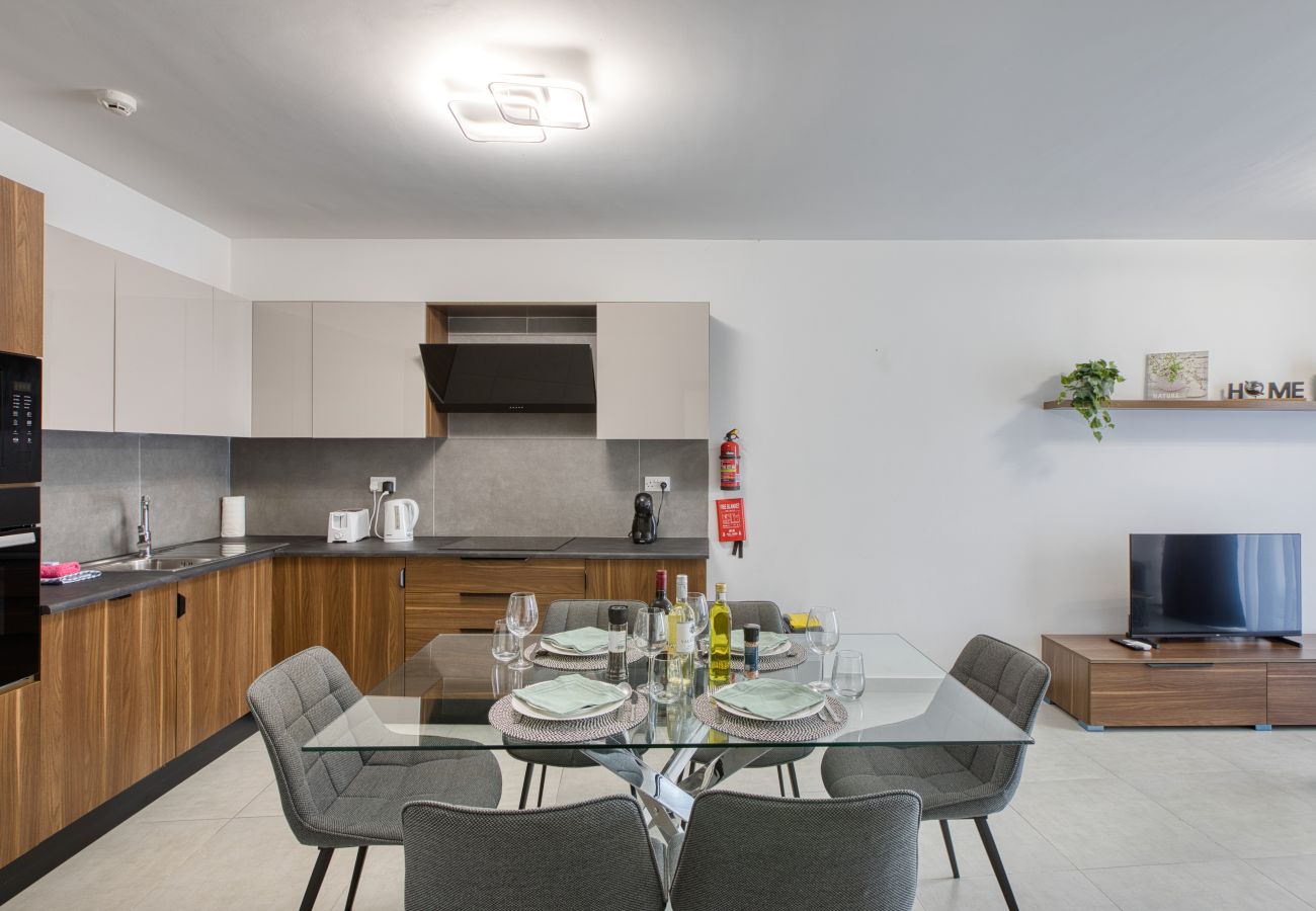 Apartment in Gzira - Bright and spacious 2 bedroom with balcony VMIF1-1