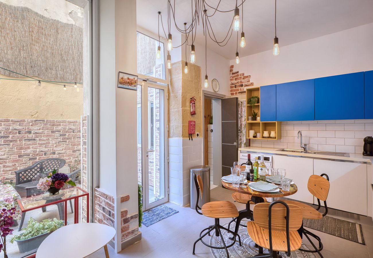 House in Sliema - Stylish maisonette with yard near seafront IVEL1-1