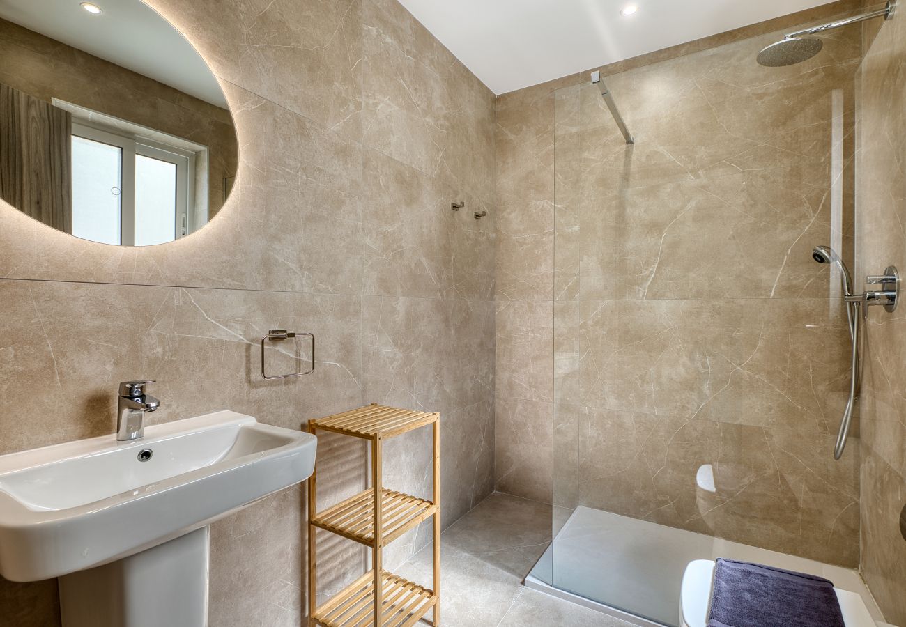 Apartment in St. Paul’s Bay - Modern Seaview Apartment with Balcony PABE1-1