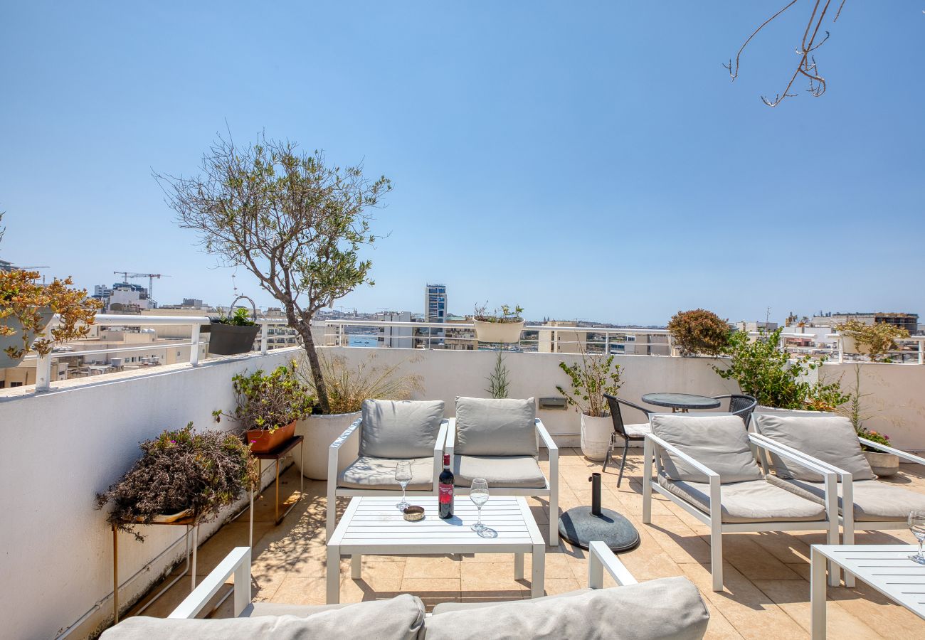 Apartment in Sliema - Spacious studio with balcony in Sliema GOTWN1