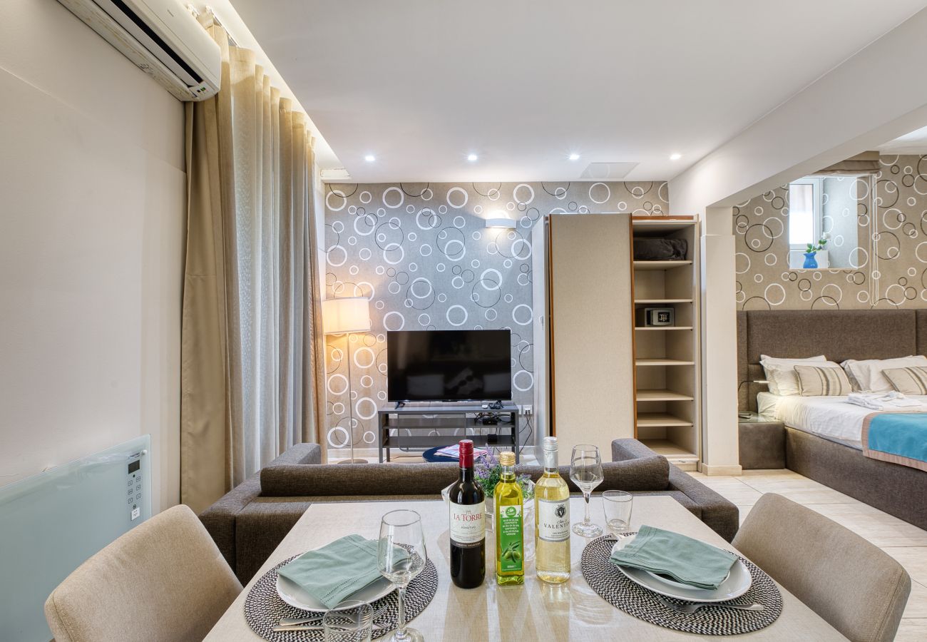 Apartment in Sliema - Spacious studio with balcony in Sliema GOTWN1