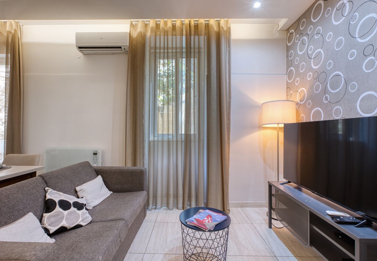 Apartment in Sliema - Spacious studio with balcony in Sliema GOTWN1