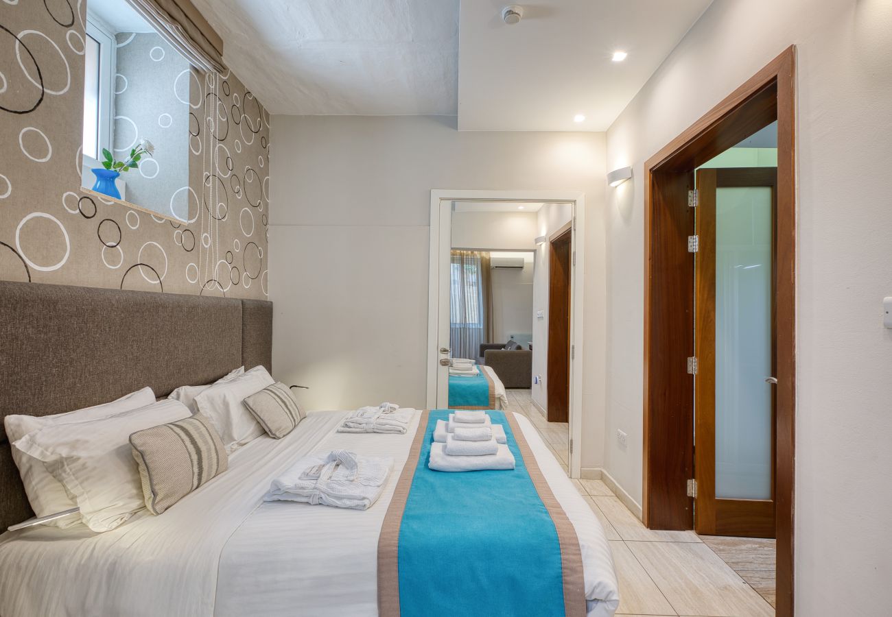 Apartment in Sliema - Spacious studio with balcony in Sliema GOTWN1