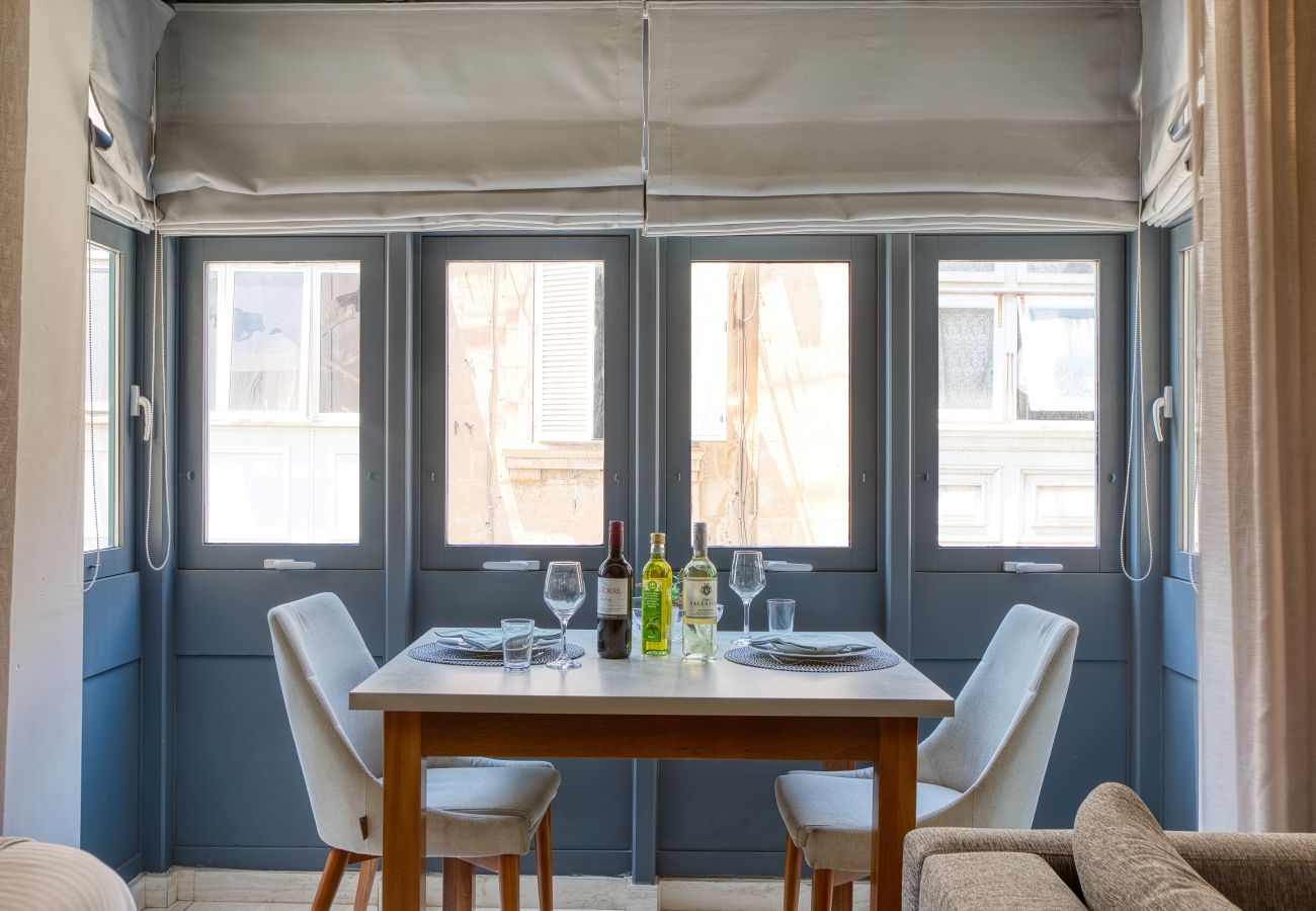 Apartment in Sliema - Large & bright studio with Maltese balcony GOTWN2