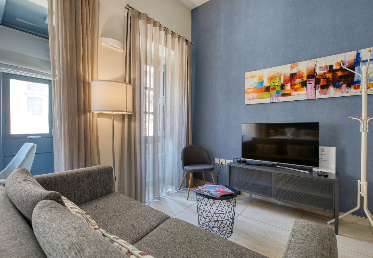 Apartment in Sliema - Large & bright studio with Maltese balcony GOTWN2