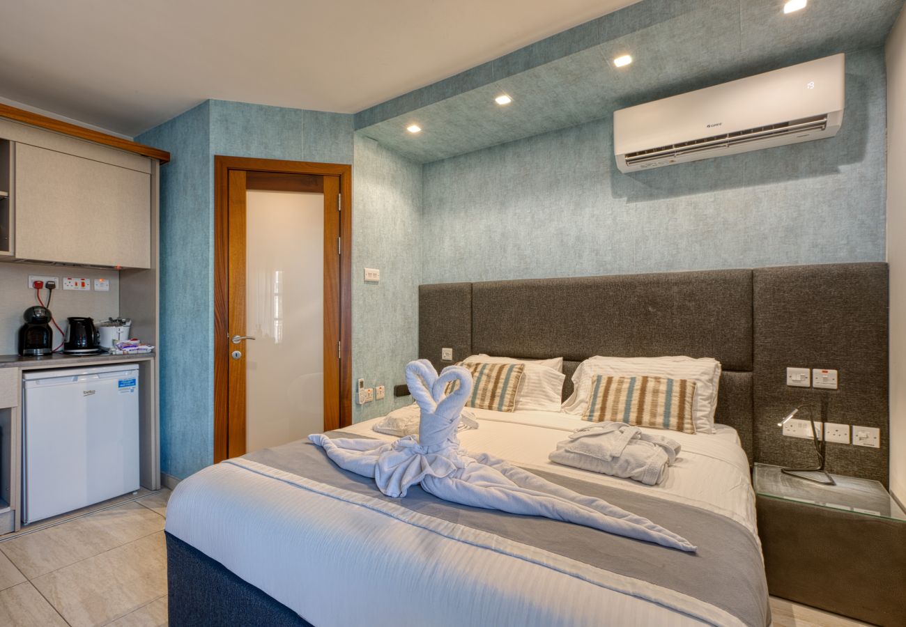 Apartment in Sliema - Large studio with balcony & shared terrace GOTWN4