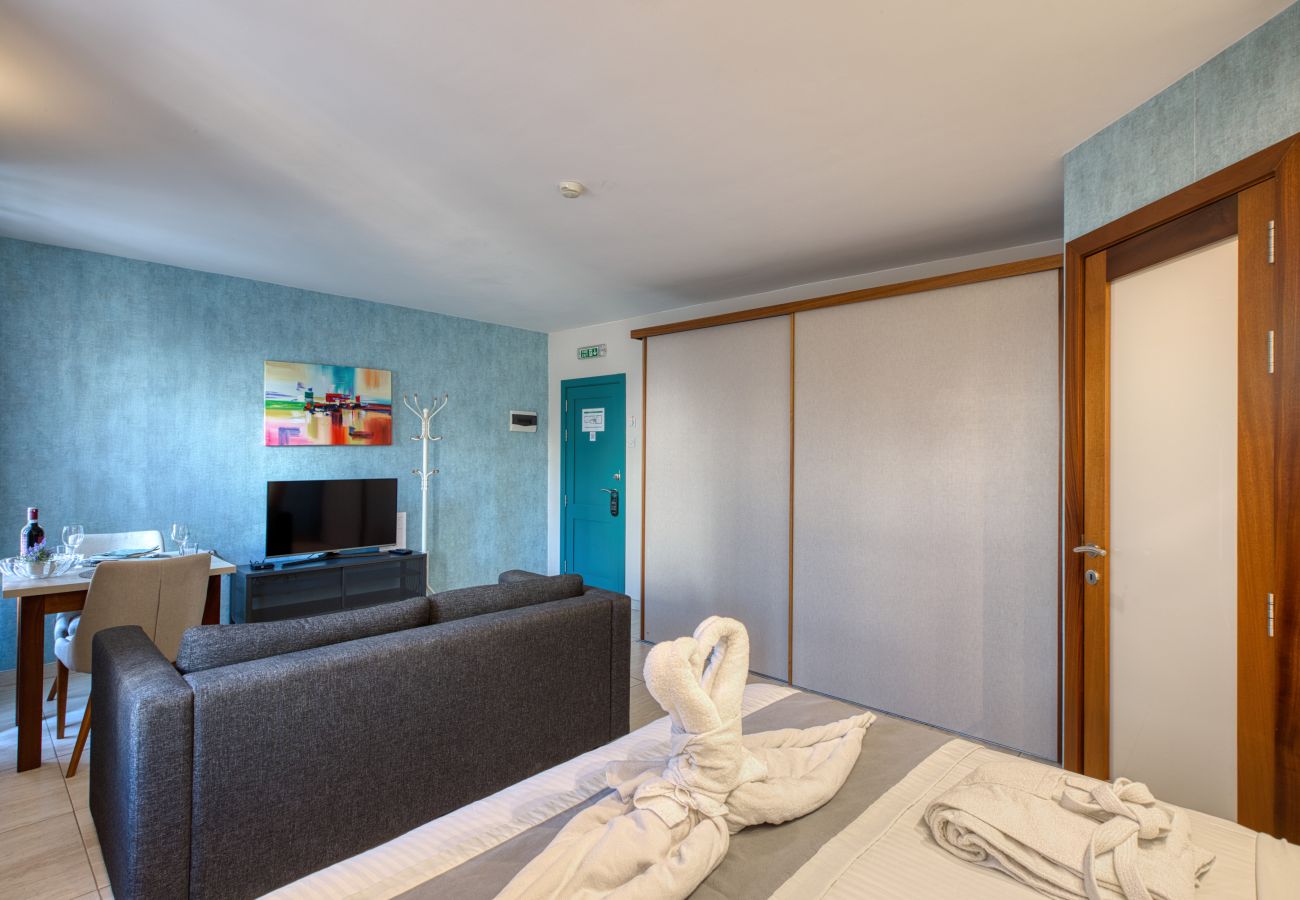 Apartment in Sliema - Large studio with balcony & shared terrace GOTWN4