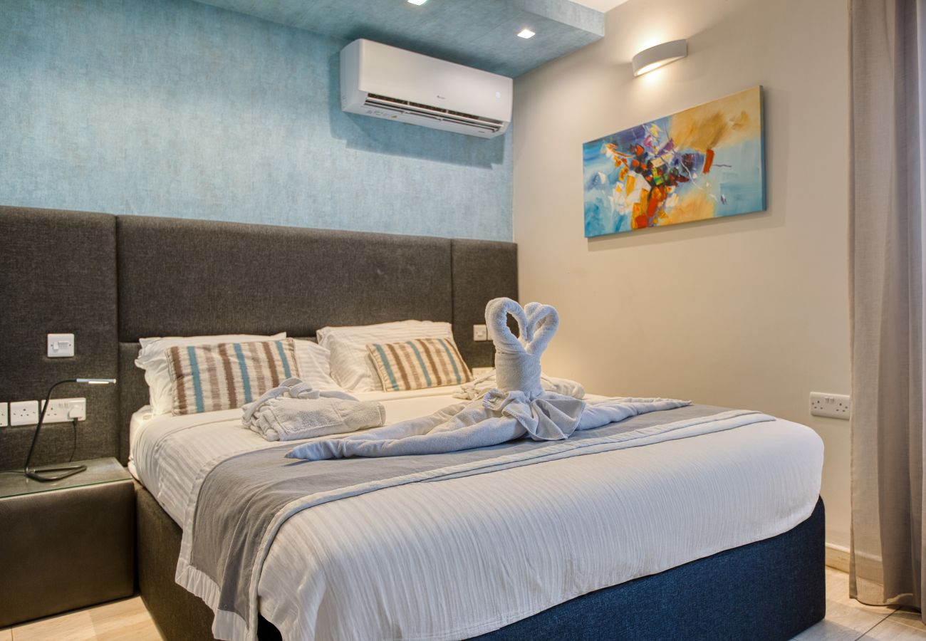 Apartment in Sliema - Large studio with balcony & shared terrace GOTWN4