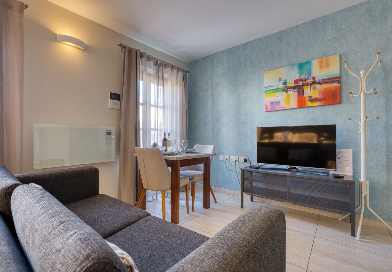 Apartment in Sliema - Large studio with balcony & shared terrace GOTWN4