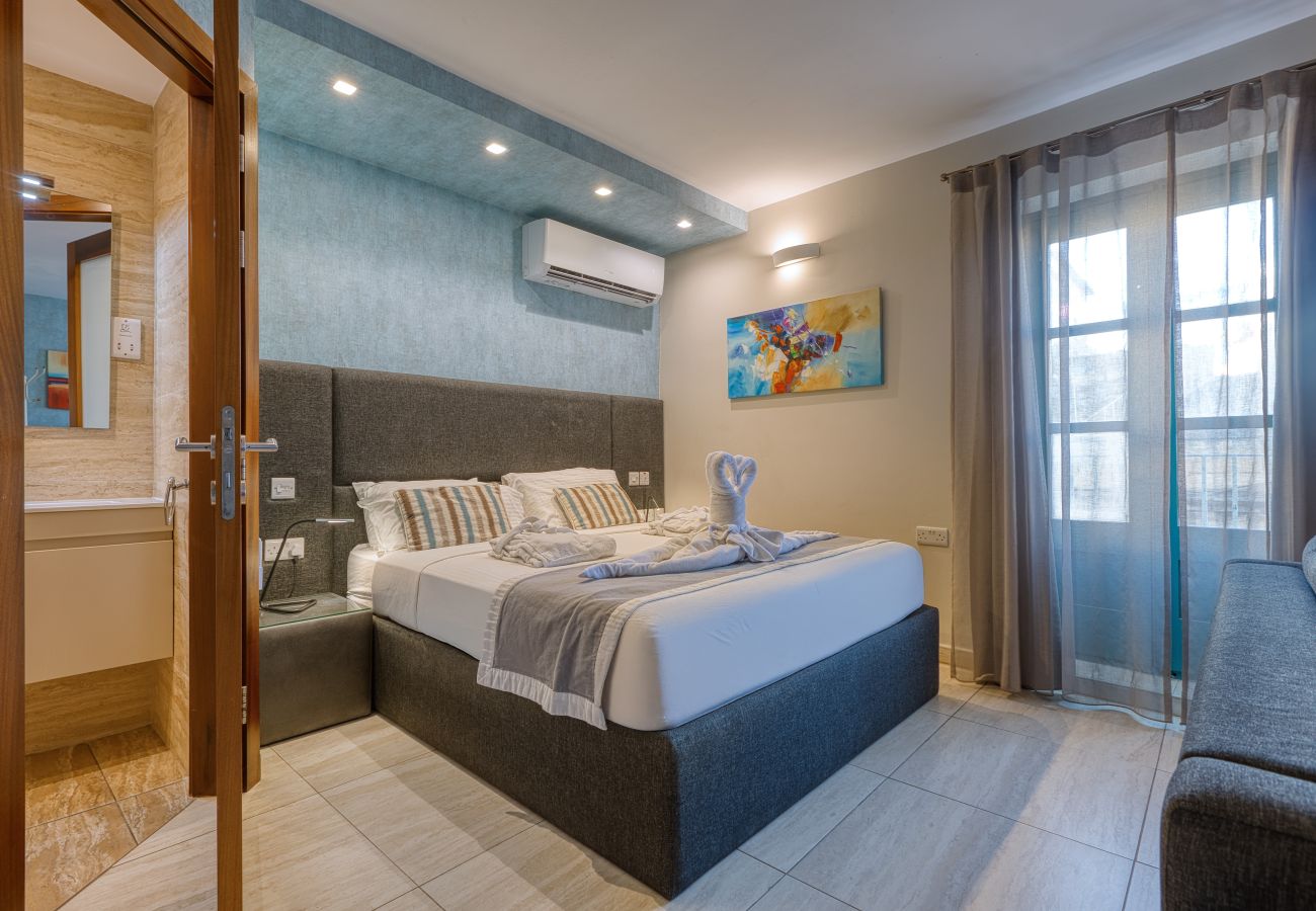 Apartment in Sliema - Large studio with balcony & shared terrace GOTWN4