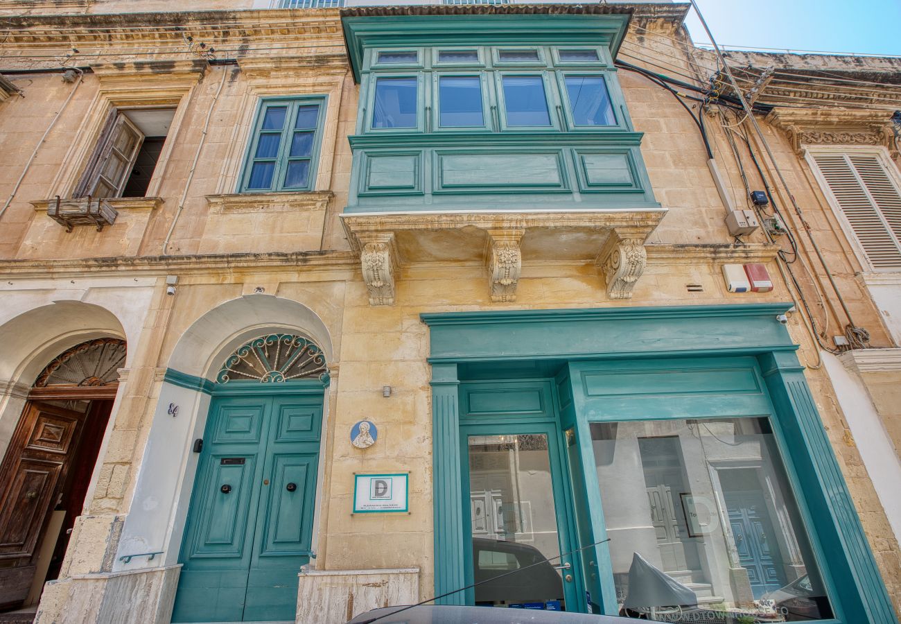 Apartment in Sliema - Large studio with balcony & shared terrace GOTWN4