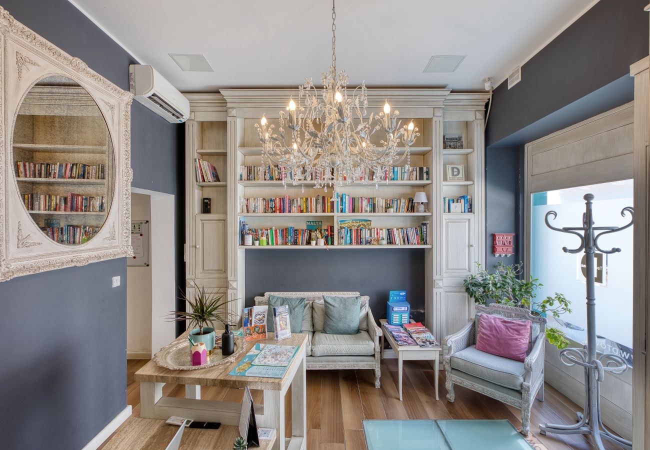 Apartment in Sliema - Spacious studio with shared roof terrace GOTWN5