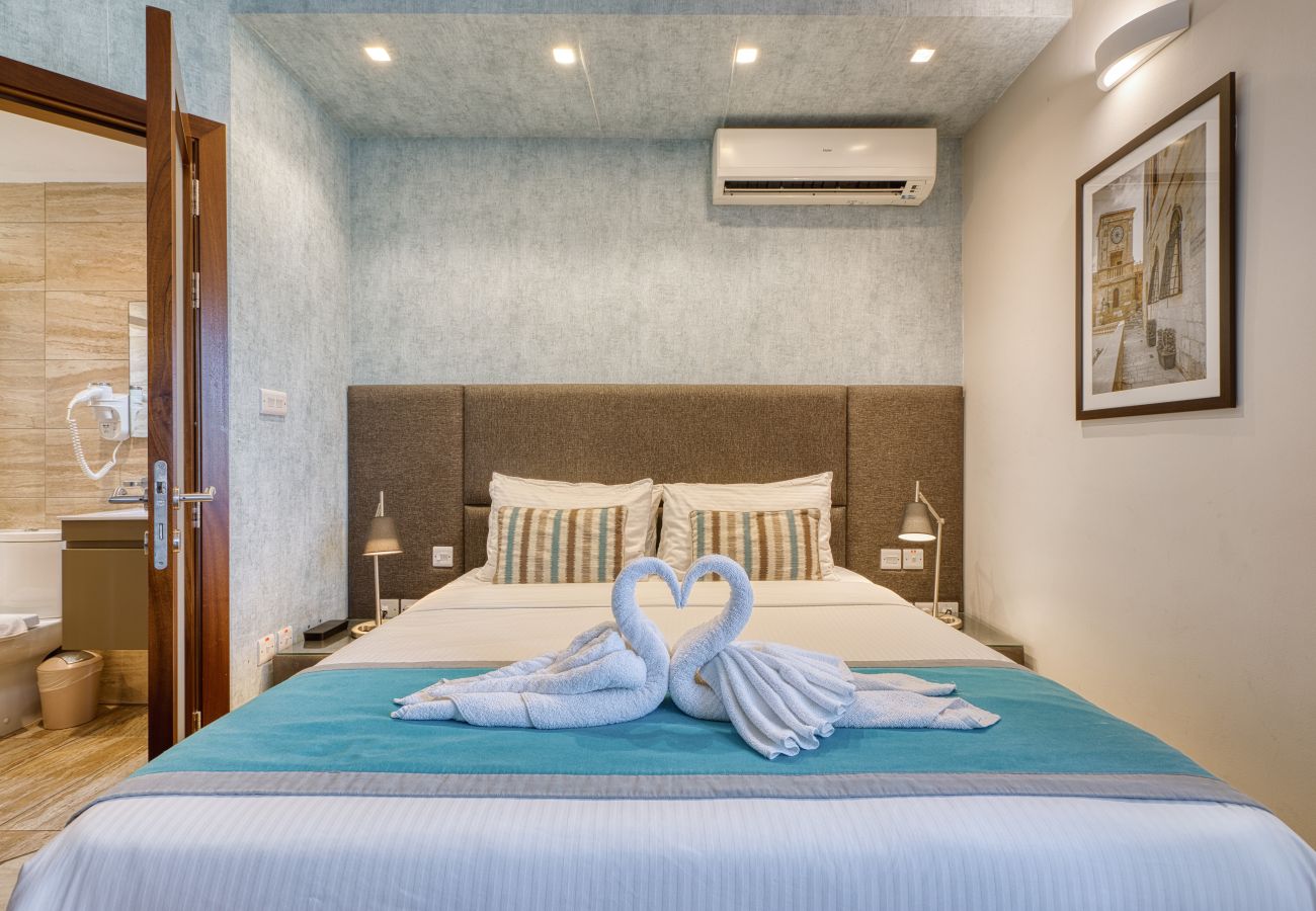 Apartment in Sliema - Spacious studio, balcony & shared terrace GOTWN6
