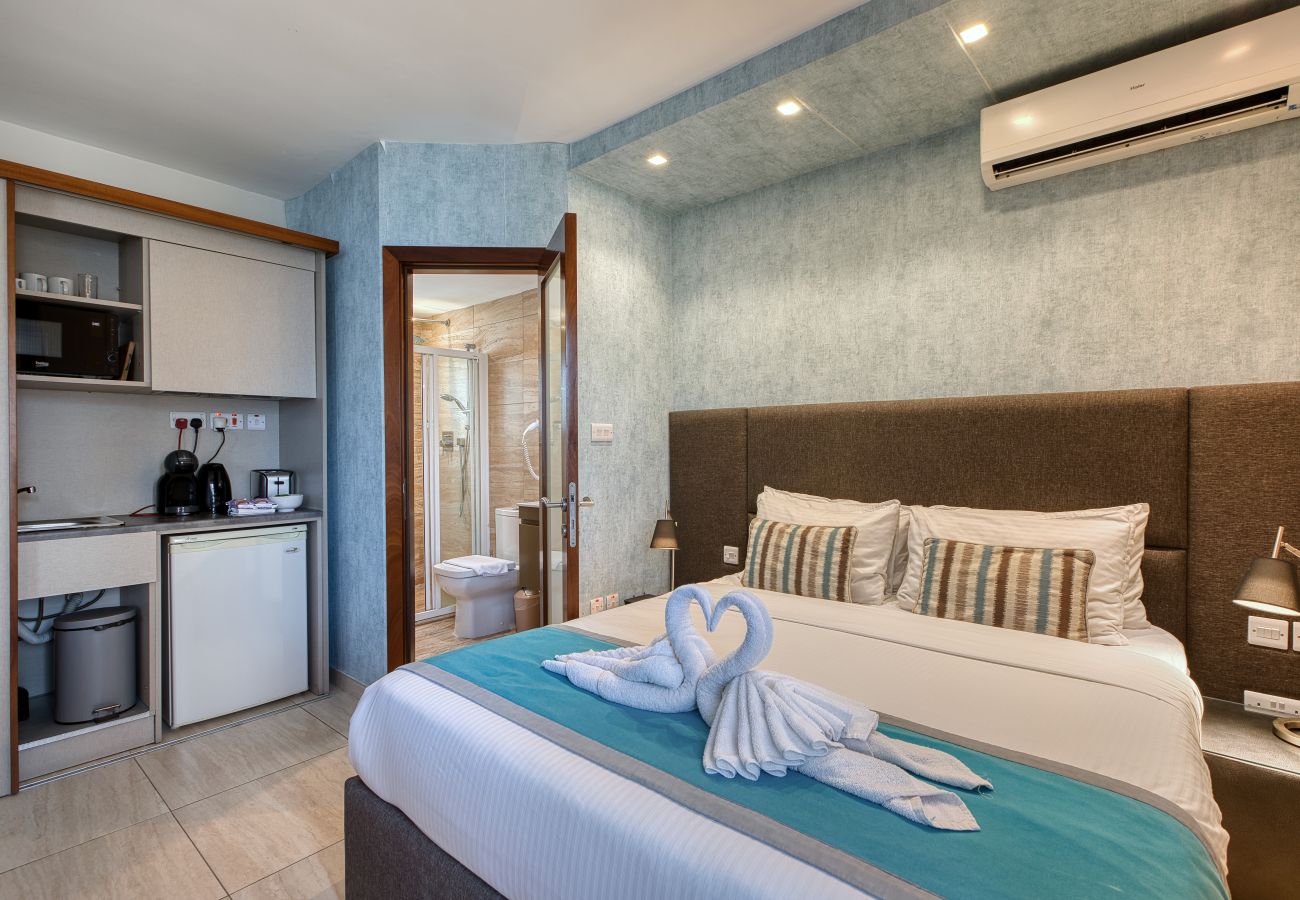 Apartment in Sliema - Spacious studio, balcony & shared terrace GOTWN6