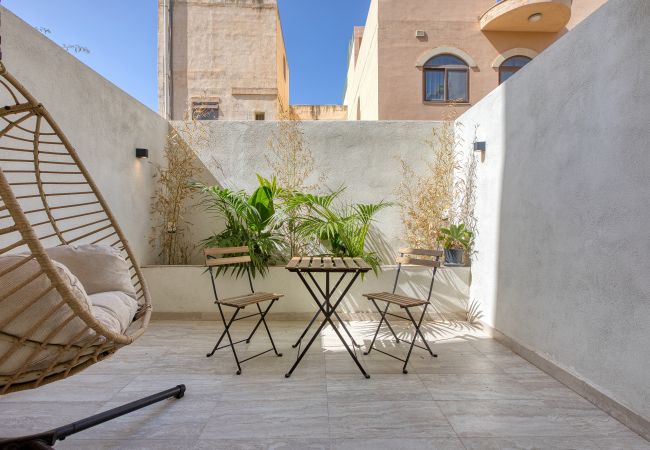 Apartment in Sliema - Designer furnished apartment with yard AROC1-1