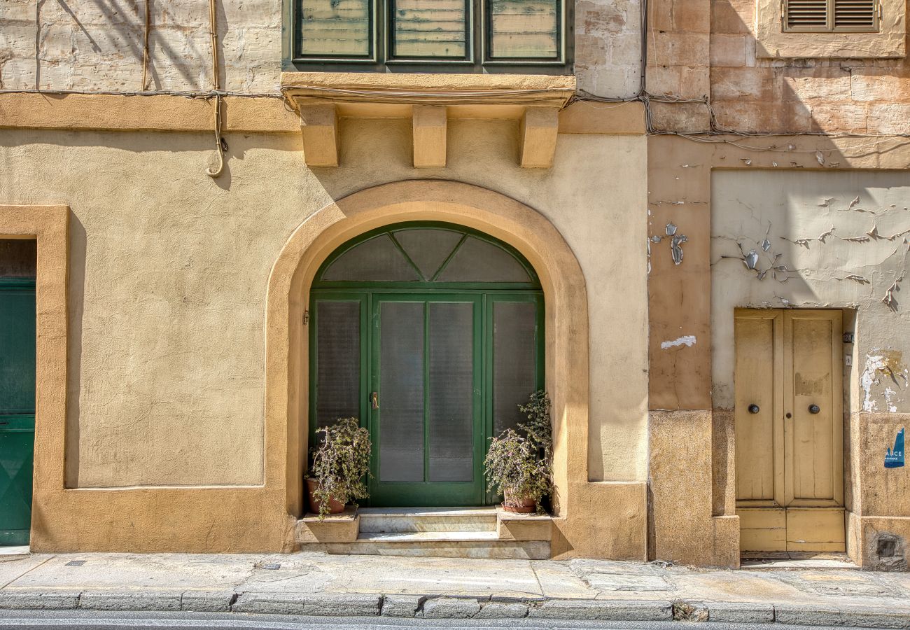 Apartment in Sliema - Designer furnished apartment with yard AROC1-1