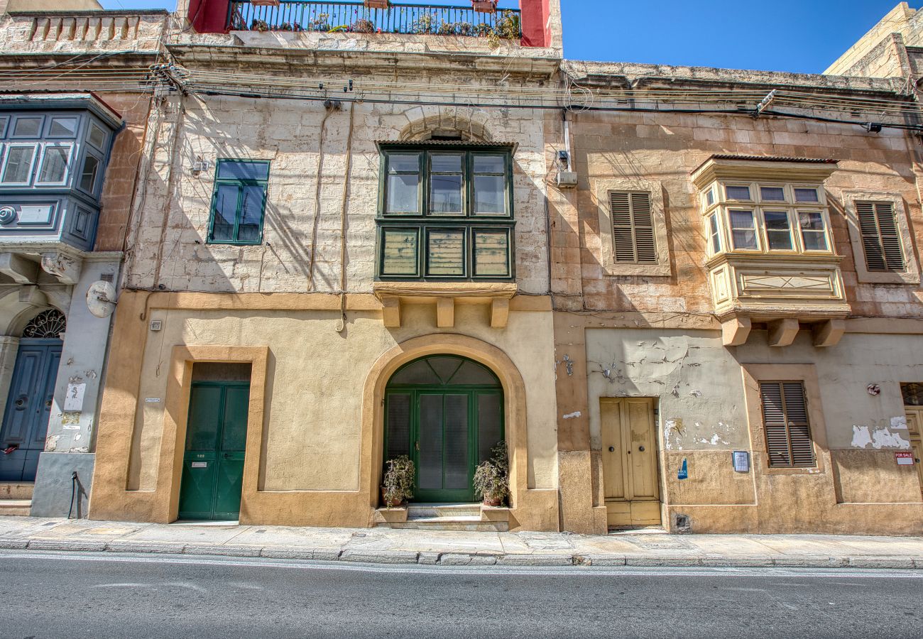 Apartment in Sliema - Designer furnished apartment with yard AROC1-1